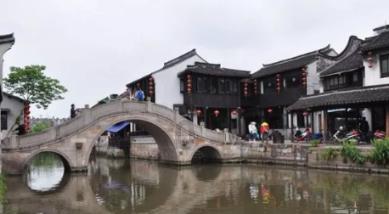 甘肃天水的青少年学子学习武术，拳法行云流水，一身浩然正气，网友评论：少年强则国强